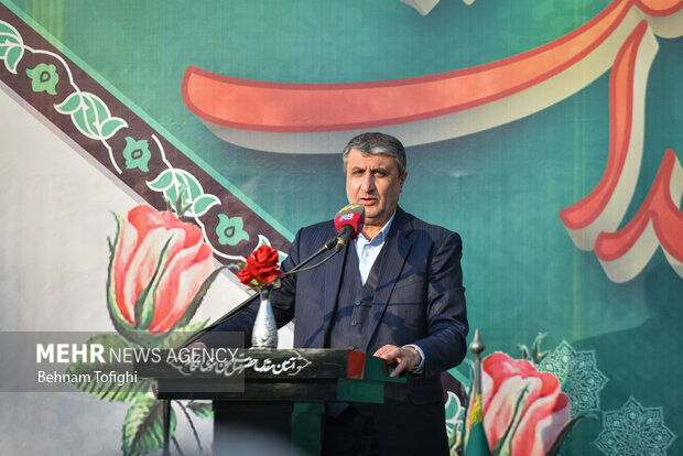 محمد اسلامی، رئیس سازمان انرژی اتمی ایران در نخستین سالگرد شهید فخری زاده در حال سخنرانی است