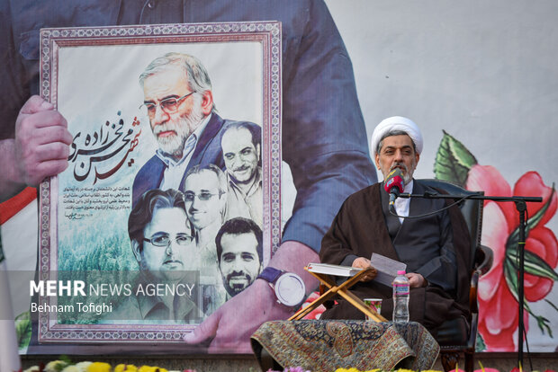 حجت‌الاسلام ناصر رفیعی در حال سخنرانی در نخستین سالگرد شهید فخری زاده است