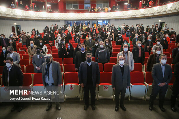 محمدمهدی اسماعیلی وزیر فرهنگ و ارشاد اسلامی و دیگر مهمانان حاضر در سالن در ابتدای مراسم در حال ادای احترام به سرود جمهوری اسلامی ایران هستند