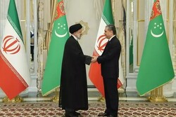 Iranian, Turkmen presidents hold meeting in Ashgabat