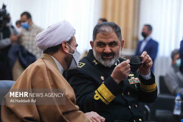 امیر دریادار شهرام ایرانی پیش از نشست خبری فرمانده نیروی دریایی ارتش جمهوری اسلامی در حال گفتگو با حاضرین در سالن است