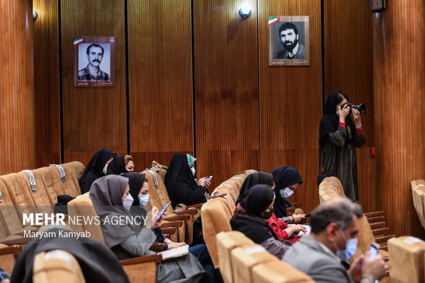 نمایندگان رسانه ها در نشست خبری محسن خجسته مهر مدیرعامل شرکت ملی نفت ایران حضور دارند