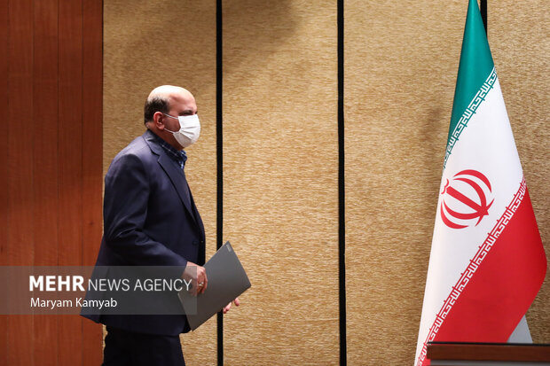 محسن خجسته مهر مدیرعامل شرکت ملی نفت ایران در حال ورود به محل نشست خبری با رسانه ها است