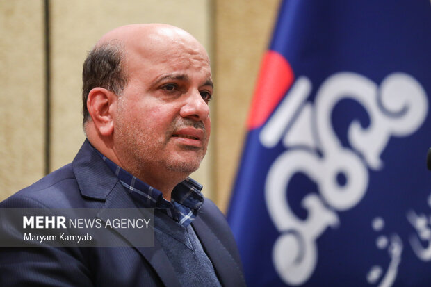 محسن خجسته مهر مدیرعامل شرکت ملی نفت ایران در حال پاسخگویی به سوالات خبرنگاران در نشست خبری است