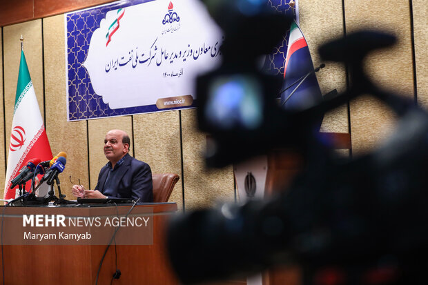 محسن خجسته مهر مدیرعامل شرکت ملی نفت ایران در حال پاسخگویی به سوالات خبرنگاران در نشست خبری است