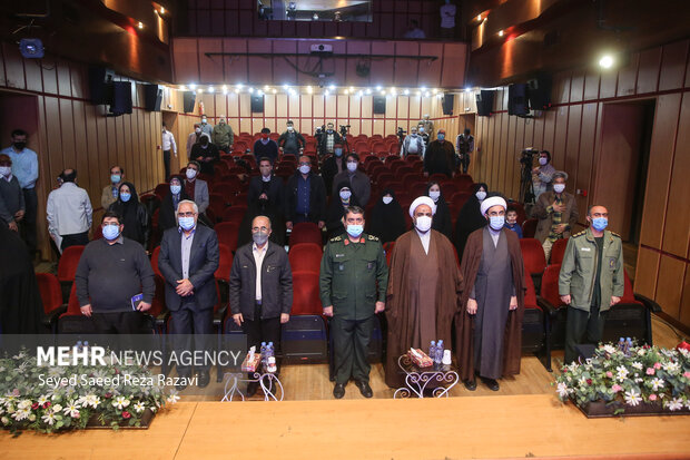  در ابتدای این مراسم مدعوین در حال ادای احترام به سرود جمهوری اسلامی ایران هستند