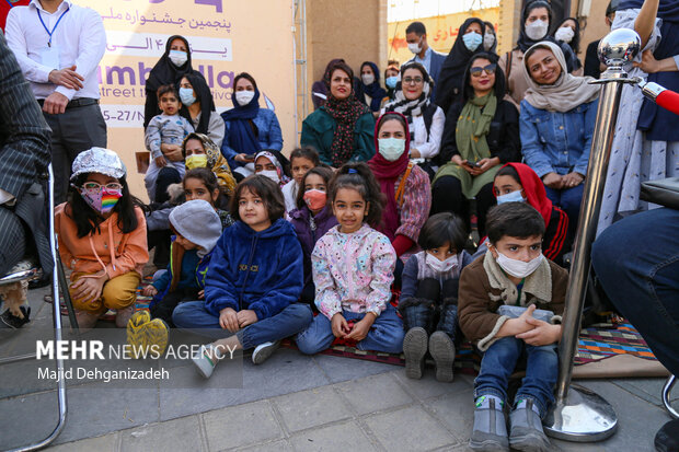 پنجمین جشنواره تئاتر خیابانی چتر زندگی در یزد
