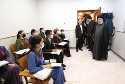 Reisi, İran'ın Aşkabat Kültür Merkezi'ni ziyaret etti
