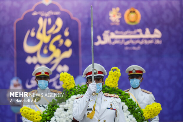 دژبانان ارتش در روز تجدید میثاق نیروی دریایی ارتش با بنیانگذار انقلاب اسلامی ادای احترام می کنند