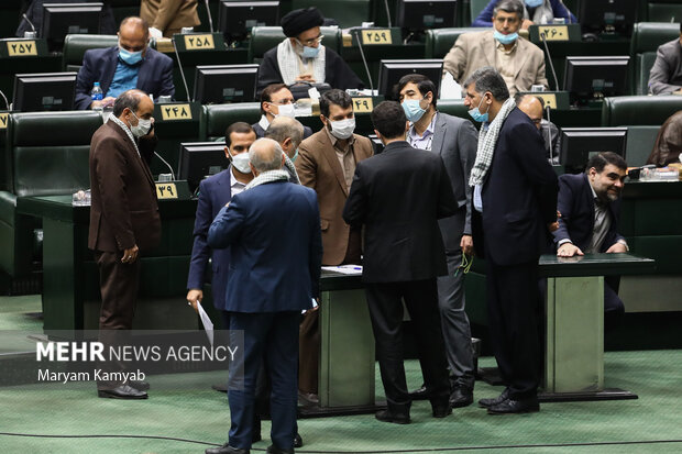 حجت اله عبدالملکی وزیر کار در حال گفتگو با  نمایندگان در جلسه رای اعتماد به وزیر پیشنهادی آموزش و پرورش است