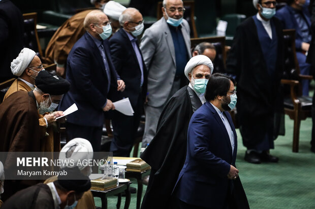 حجت الاسلام غلامحسین محسنی اژه ای رئیس قوه قضائیه در حال ورود به جایگاه سخنرانی در نشست مشترک مجلس و قوه قضاییه است