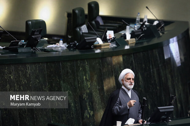 حجت الاسلام غلامحسین محسنی اژه ای رئیس قوه قضائیه  در حال سخنرانی در نشست مشترک مجلس و قوه قضاییه است