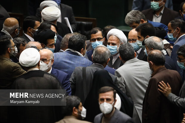 حجت الاسلام غلامحسین محسنی اژه ای  رئیس قوه قضائیه در پایان نشست در حال گفتگو با نمایندگان و خروج از صحن مجلس است 