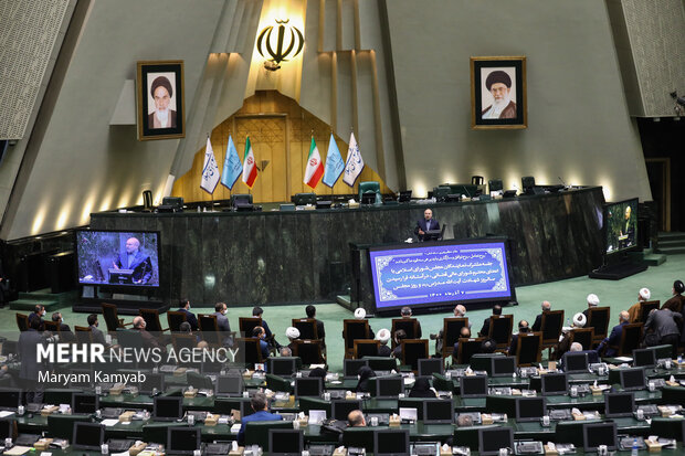 محمدباقر قالیباف رئیس مجلس شورای اسلامی در حال سخنرانی در نشست مشترک مجلس و قوه قضاییه است