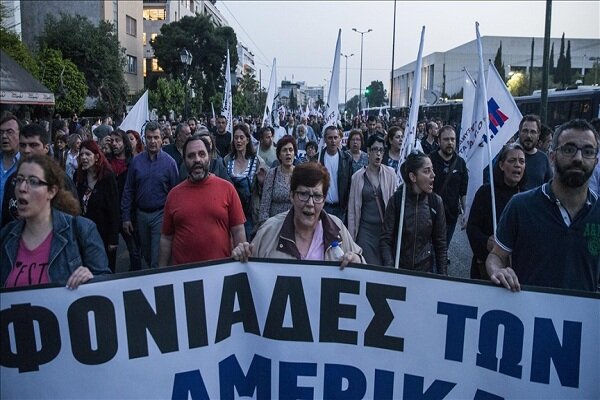 معترضان یونانی پرچم‌های آمریکا و ناتو را آتش زدند