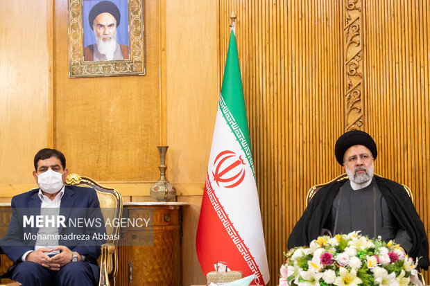 حجت الاسلام سید ابراهیم رئیسیرئیس جمهور در حال تشریح دستاوردهای سفر به ترکمنستان است