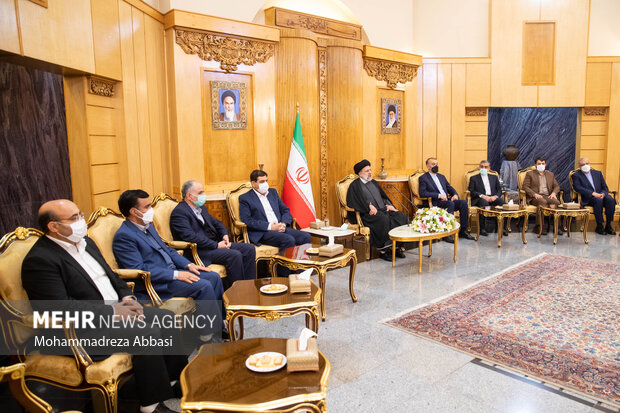 حجت الاسلام سید ابراهیم رئیسی
رئیس جمهور در حال تشریح دستاوردهای سفر به ترکمنستان است 