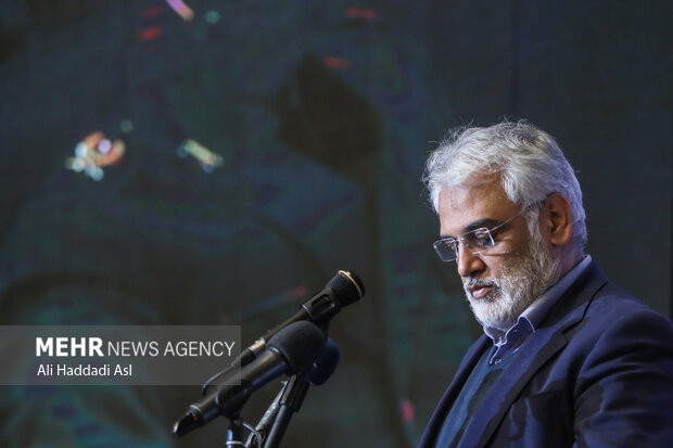 دکتر طهرانچی رئیس دانشگاه آزاد اسلامی در حال سخنرانی در مراسم بزرگداشت دانشگاهی شهید فخری زاده است
