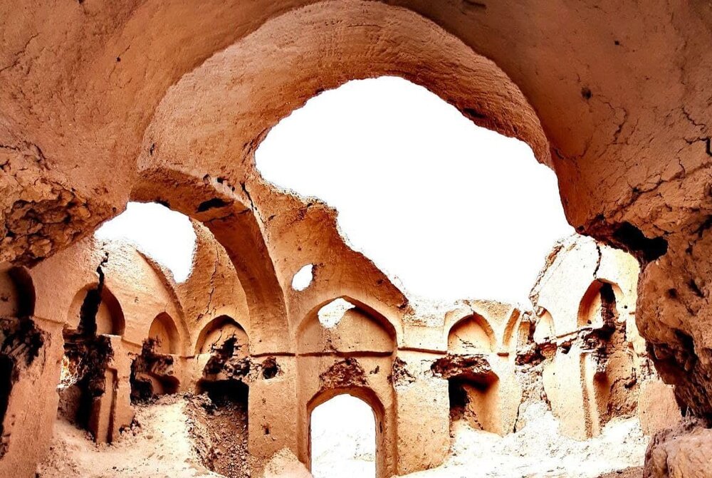 تمدن ۷۰۰۰ ساله زیر چرخ قطار/ تپه حصار دامغان در ورطه نابودی است