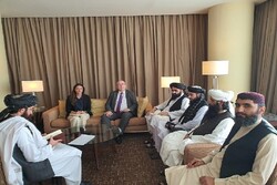 امیر خان متقی با نماینده هیئت دیپلماتیک انگلیس دیدار کرد