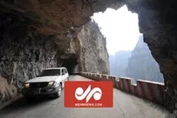 VIDEO: Dangerous road on top of a mountain in China