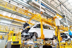 تولیدکنندگان داخلی قیمت خودرو را بالا برده‌اند/‌ قانون واردات خودرو اجرا شود