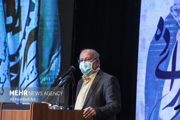 دکتر زالی رئیس دانشگاه علوم پزشکی شهید بهشتی در حال سخنرانی در مراسم بزرگداشت دانشگاهی شهید فخری زاده است