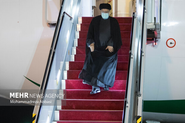 حجت الاسلام سید ابراهیم رئیسی رئیس جمهور در حال خروج از هواپیما در فرودگاه مهر آباد تهران پس از سفر به ترکمنستان است 