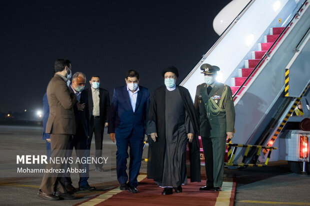 محمد مخبر معاون اول رئیس جمهور در حال استقبال از حجت الاسلام سید ابراهیم رئیسی رئیس جمهور پس از بازگشت از سفر ترکمنستان است