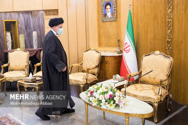 حجت الاسلام سید ابراهیم رئیسی رئیس جمهور 
 در حال ورود به سالن پاویون جمهوری در مراسم استقبال از رئیس جمهور در بازگشت از ترکمنستان است