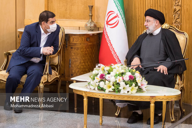 حجت الاسلام سید ابراهیم رئیسی رئیس جمهور و محمد مخبر معاون اول رئیس جمهور در مراسم استقبال از رئیس جمهور در بازگشت از ترکمنستان در حال گفتگو با یکدیگر هستند