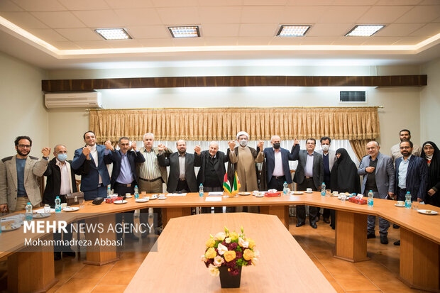 شخصیت‌ها و انجمن‌های فلسطینی پس از جلسه دیدار با سفیر فلسطین عکس یادگاری می گیرند