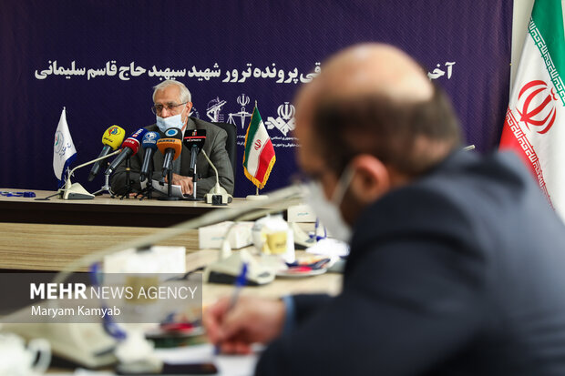 علیرضا ساعدی مدیر کل امور بین الملل قوه قضائیه در حال سخنرانی در نشست وضعیت حقوقی پرونده ترور شهید سلیمانی است