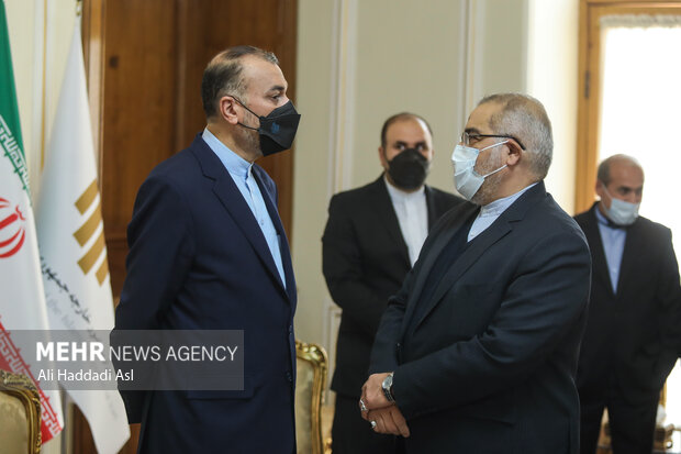 حسین امیرعبدالهیان پیش از دیدار با میخائیل بوگدانف معاون وزیر امور خارجه روسیه با هیات همراه خود گفتگو می کند
