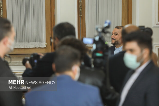 حسین امیر عبدالهیان وزیر امور خارجه  در جلسه با  میخائیل بوگدانف معاون وزیر امور خارجه روسیه  حضور دارد