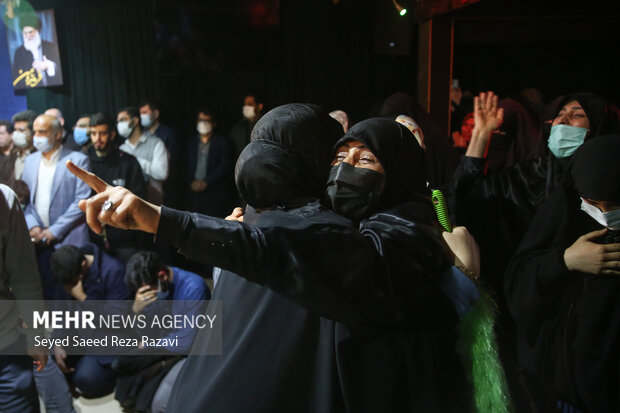 مراسم وداع با شهید مدافع حرم محمدرضا بیات با حضور خانواده شهید و مردم در معراج شهدا برگزار شد