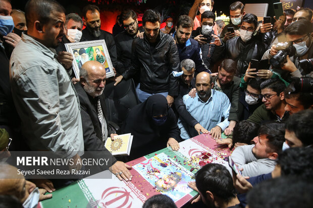 مراسم وداع با شهید مدافع حرم محمدرضا بیات با حضور خانواده شهید و مردم در معراج شهدا برگزار شد
