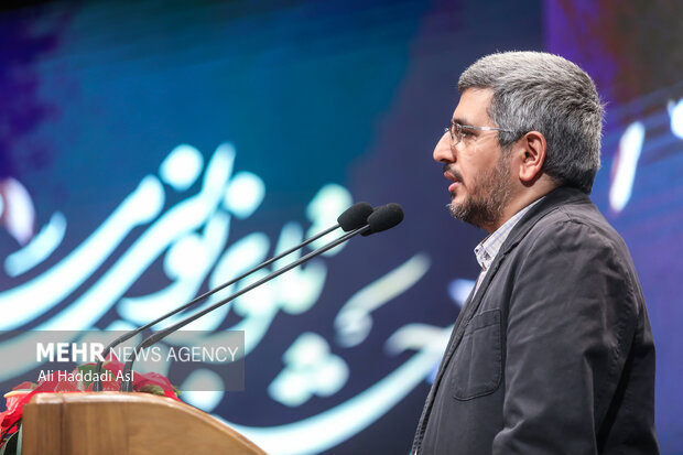 محسن یزدی مدیر شبکه مستند در حال سخنرانی در آئین اختتامیه پنجمین جشنواره تلویزیونی مستند است