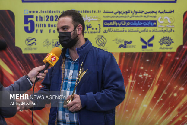 محمدرضا عباسی عکاس خبرگزاری مهر برنده رتبه نخست بخش مجموعه عکس جشنواره تلویزیونی مستند در حال مصاحبه با شبکه خبر است