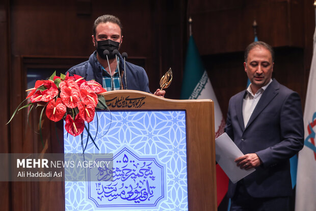 محمد رضا عباسی عکاس خبرگزاری مهر در حال سخنرانی در آئین اختتامیه پنجمین جشنواره تلویزیونی مستند است