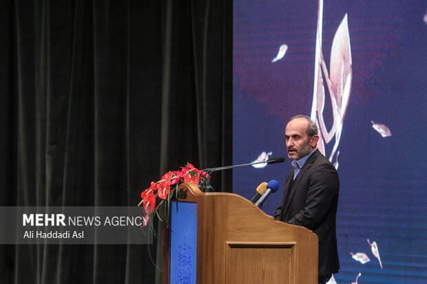 پیمان جبلی رئیس سازمان صداوسیما در حال سخنرانی در آئین اختتامیه پنجمین جشنواره تلویزیونی مستند است
