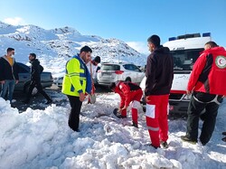 خدمات رسانی هلال احمر فارس به ۴۴۰ حادثه دیده برف و باران