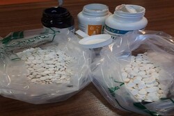 کشف حدود ۲ هزار قرص مخدر در قوطی ویتامین ارسالی به انگلیس با پُست