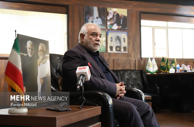حسن پلارک رئیس سابق ستاد بازسازی عتبات عالیات کشور در حال پاسخ گویی به سوالات خبرنگار مهر است
