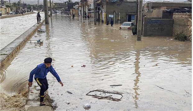 بازی کودکان مینابی با جاری شدن سیل