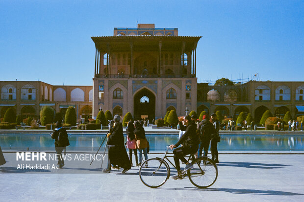 یکی از اصلی ترین نمادهای شهر اصفهان و میدان نقش جهان دوچرخه است که از دیرباز تاکنون در این میدان مورد استفاده قرار می گرفته