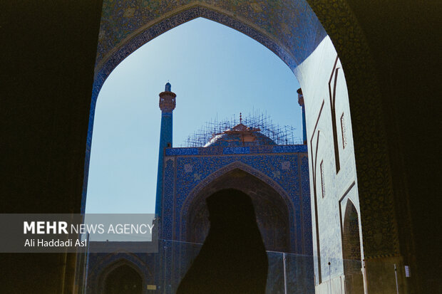 در زمان اذان و اقامه نماز ظهر و عصر مسجد امام میدان نقش جهان برای نماز گزاران آماده می شود 
