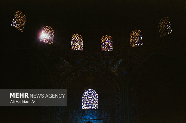 مسجد شیخ لطف الله با نور گیر ها زیبایش در تقارن کامل هستند