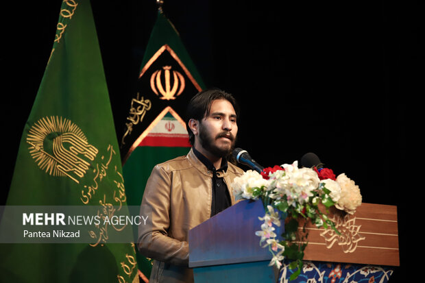 یکی از شاعران کشور افغانستان در حال خواندن اشعار خود در مراسم شب شعر بین المللی مقاومت است