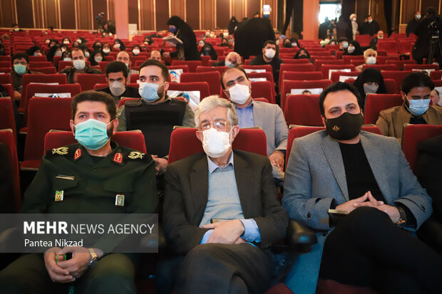 غلامعلی حداد عادل رئیس فرهنگستان زبان و ادب فارسی در مراسم شب شعر بین المللی مقاومت حضور دارد